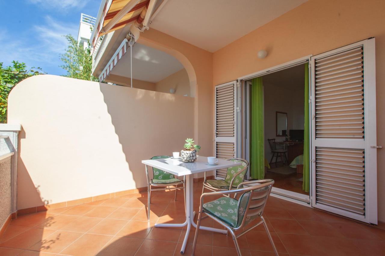 Vila Nives Podgora Exteriör bild